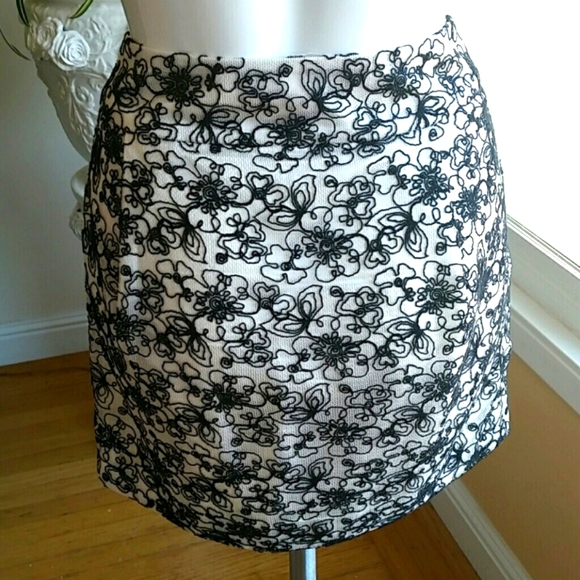 Lo Embroidered Lace Black and White Mini Faux Wrap Skirt Side Pockets Si… - Picture 5 of 9